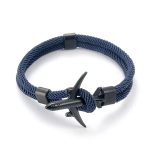 Détail du bracelet en paracorde tressée bleu foncé avec un fermoir avion en métal noir