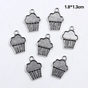 Macro di 7 ciondoli cupcake in argento antico per gioielli con texture granulosa