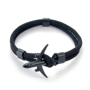 Gros plan détaillé du bracelet paracorde noir avec pendentif avion et fermoir noir mat