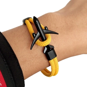 Bracelet minimaliste en paracorde jaune avec charme d'avion noir mat pour voyage