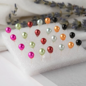 Set de pendientes de perlas de resina multicolor sobre espuma con fondo de lavanda