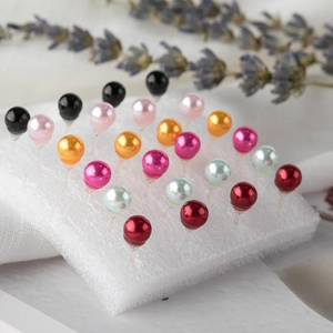 Juego de pendientes de perlas de resina de colores con postes hipoalergénicos