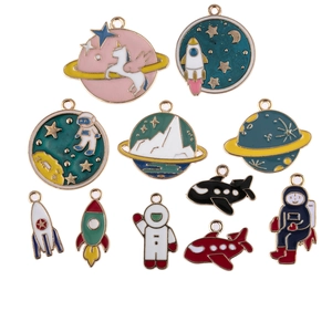 Weltraum Emaille Anhänger Set mit Astronaut und Rakete für die DIY Schmuckherstellung