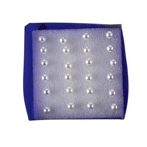 Juego de 20 pendientes minimalistas de perlas de resina blanca en una caja de regalo azul