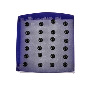Juego de 24 pendientes de perlas de resina negra brillante en una caja azul