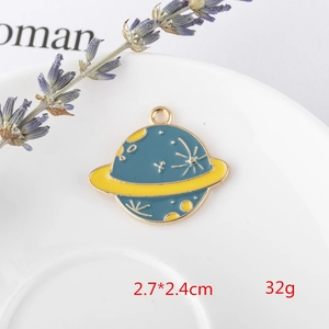 Makroaufnahme eines 2,7x2,4cm blauen Planeten-Emaille-Anhängers für DIY-Schmuck