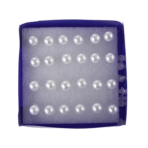 Vista de detalle de 12 pares de pendientes de perlas blancas en una caja azul