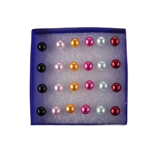Juego de 24 pendientes de perlas de resina colorida en seis tonos en una caja de regalo