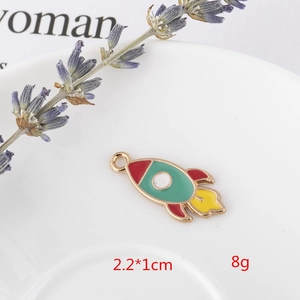 Detailansicht eines 2,2x1cm Raketenanhängers mit Emaille-Inlay und goldener Legierung