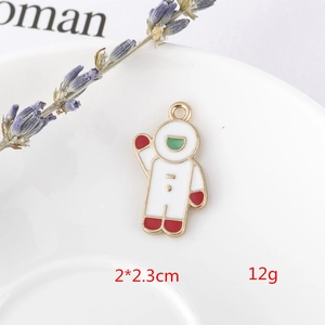 Detailansicht Emaille Astronaut Anhänger für DIY Schmuck mit 2x2,3cm Abmessungen