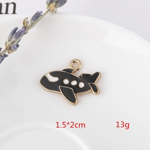 Makroaufnahme von schwarzem Emaille-Flugzeuganhänger für DIY-Schmuck, 1,5x2cm Gold-Charm