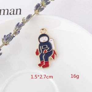 Detailansicht eines Astronauten-Anhängers aus Emaille in Dunkelblau und Rot, 1,5x2,7 cm