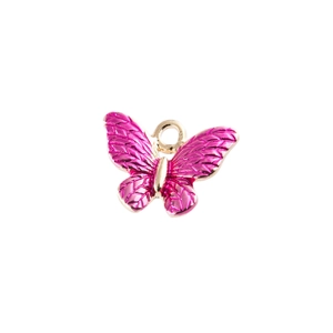 Makroaufnahme Schmetterlingsanhänger in Rosa-Emaille mit goldenen Blattaderstrukturen