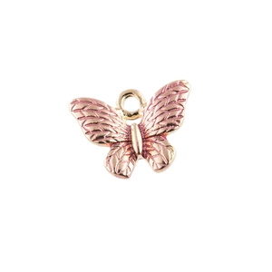 Detailansicht eines rosa Emaille-Schmetterlingsanhängers mit goldener Legierungsöse