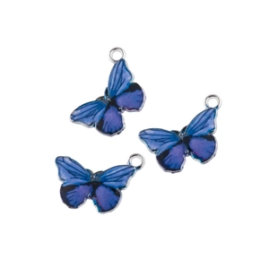 Nahaufnahme von blau-violetten Emaille-Schmetterlingsanhängern für DIY-Schmuck