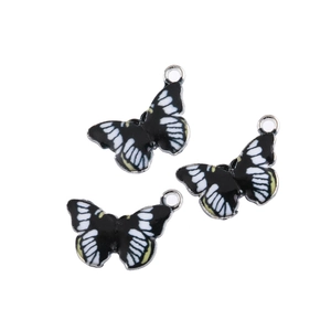 Detailansicht der Schmetterlingsanhänger mit schwarz-weißer Emaille für Schmuck