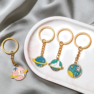 Set portachiavi a tema spazio con astronauta e pianeti colorati su vassoio di marmo