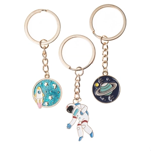 Driedelige ruimte-sleutelhangerset met astronaut raket en planeet emaille hangers