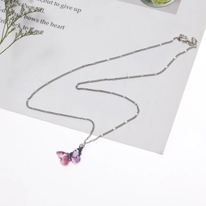 Elegante Schmetterling Anhänger Halskette mit rosa lila Farbverlauf auf silberner Kette