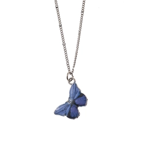 Detailaufnahme der blau-violetten Schmetterlingskette mit feiner silberner Gliederkette