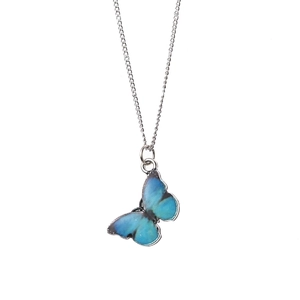 Minimalistische Titanstahlkette mit blauem Schmetterlingsanhänger an einer silbernen Kette