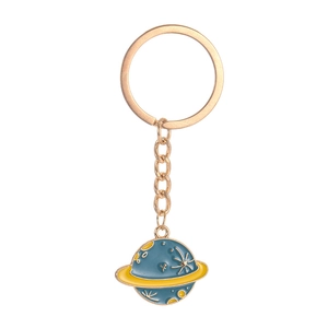 Dettaglio del portachiavi spaziale con ciondolo pianeta in smalto blu e anello oro