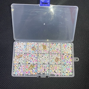 Bastelset mit bunten Buchstabenperlen und goldenen Kronen-Anhängern in 15er Sortierbox