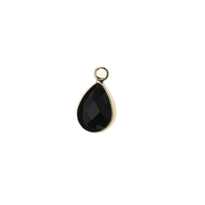 Détail d'un pendentif en cristal noir facetté en forme de larme avec bordure dorée