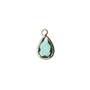 Vue macro du pendentif goutte vert émeraude facetté avec lunette en métal doré