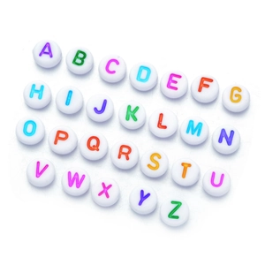 Runde 7mm Acryl-Buchstabenperlen in Weiß mit bunten A-Z Buchstaben für DIY-Schmuck