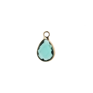 Détail d'un pendentif en cristal bleu facetté en forme de goutte pour création de bijoux