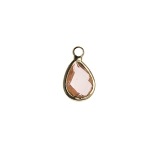 Vue macro d'un pendentif en cristal en goutte avec bordure dorée pour bijoux DIY