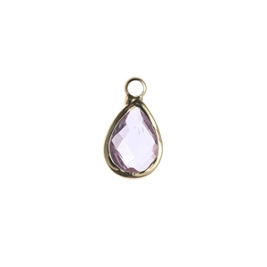 Détail macro d'un pendentif en cristal violet clair en forme de larme avec bord doré