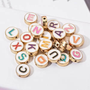 Gekleurde letterkralen met goudkleurige randen voor DIY-sieraden maken en armbanden