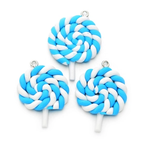 Detail von blau-weißen Lutscher-Anhängern mit Silberringen für DIY-Schmuck und Handwerk