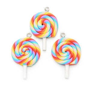 Detailansicht von drei Regenbogen-Spiral-Lollipop-Anhängern aus Ton mit Metallringen