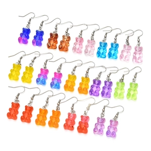 Set van 14 paar kleurrijke hars gummybeer oorbellen met glitter op een witte achtergrond