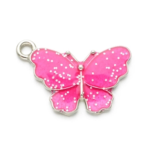 Makroaufnahme von rosa Glitzer-Schmetterlingsanhänger mit Silberrahmen für DIY-Schmuck