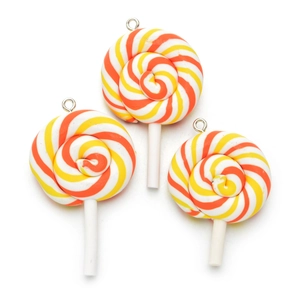 Detailansicht von drei handgefertigten Lollipop-Anhängern für DIY-Schmuck