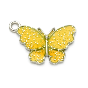 Detail eines gelben Glitzer-Schmetterlingsanhängers mit silbernem Rand für DIY-Schmuck