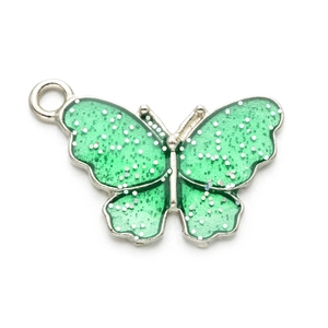 Nahaufnahme eines grünen Emaille-Schmetterlingsanhängers mit Glitzer für DIY-Schmuck