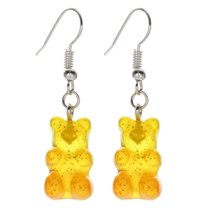 Detail van gele gradiënt gummybeer oorbellen met glitteraccenten en zilveren haakjes