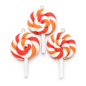Detailansicht bunter Ton-Lollipop-Anhänger mit Spiralmustern für DIY-Handwerk