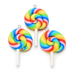 Detailansicht von drei Regenbogen-Lollipop-Anhängern mit silbernen Ringen für DIY-Schmuck