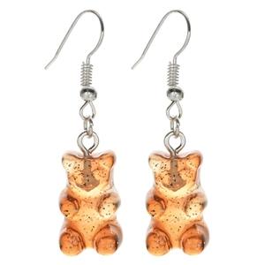 Detail van amberkleurige glitterhars beer oorbellen met zilverkleurige haakjes