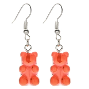 Detail van rode hars gummybeer oorbellen met zilverkleurige haken op een witte achtergrond