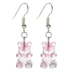 Detailopname van roze glitter gummibeer oorbellen van hars met zilveren haakjes