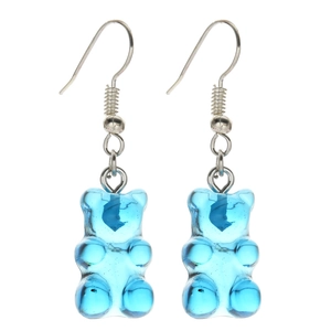 Detail van blauwe hars gummibeer oorbellen met zilverkleurige metalen haken