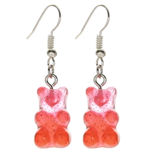 Detail van doorschijnende roze gummibeer oorbellen met zilveren haakjes en glinstering