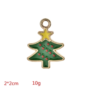 Detailansicht des grünen Emaille-Weihnachtsbaum-Anhängers mit Maßen von 2x2 cm und 10 g Gewicht